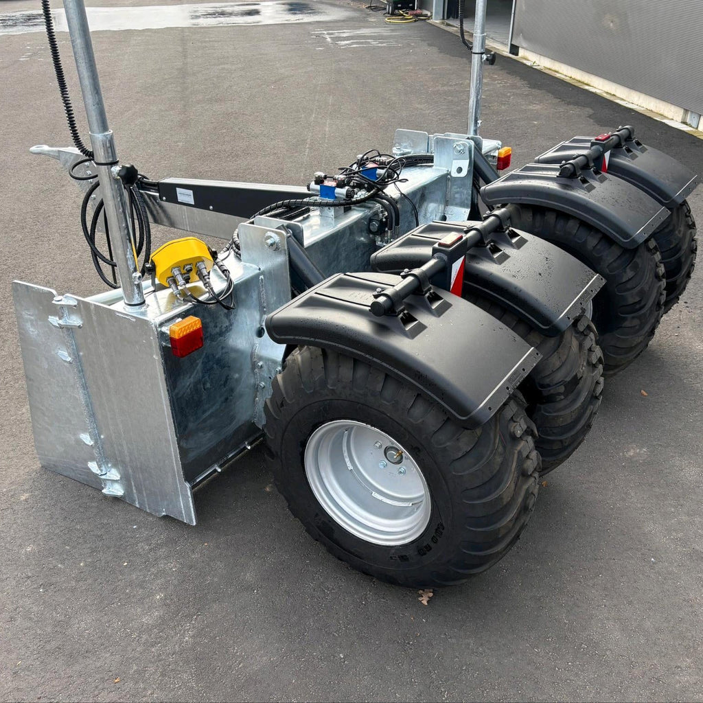 Planierhobel mit Laser, Fahrwerk mit Vierfach-Bereifung und Beleuchtung