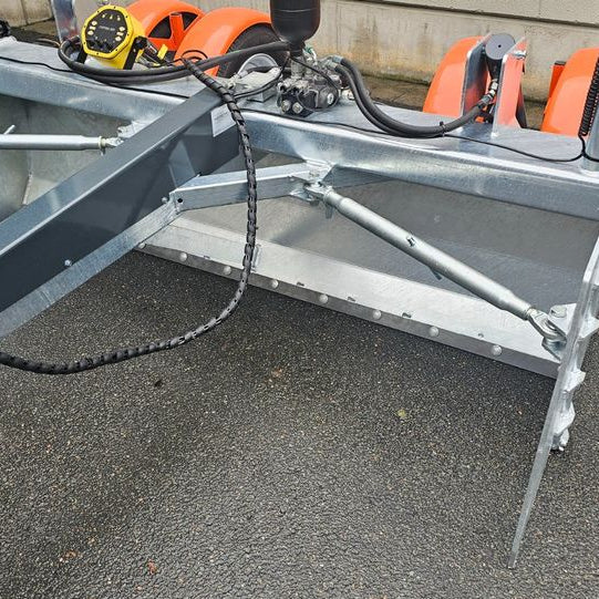 Planierhobel, Schrägansicht von vorne mit Zugdeichsel und Hydraulikschläuchen