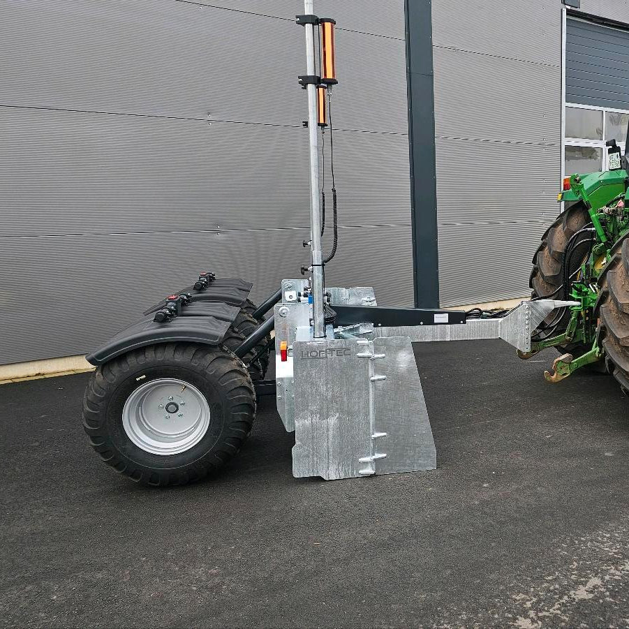 Planierhobel mit Laser am Traktor angehängt, Seitenansicht